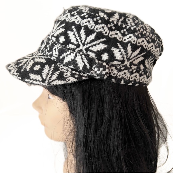 Angela & William Nordic-Print Cadet/Newsboy Cap/Winter Cabbie Hat in Black/Cream - Picture 7 of 11